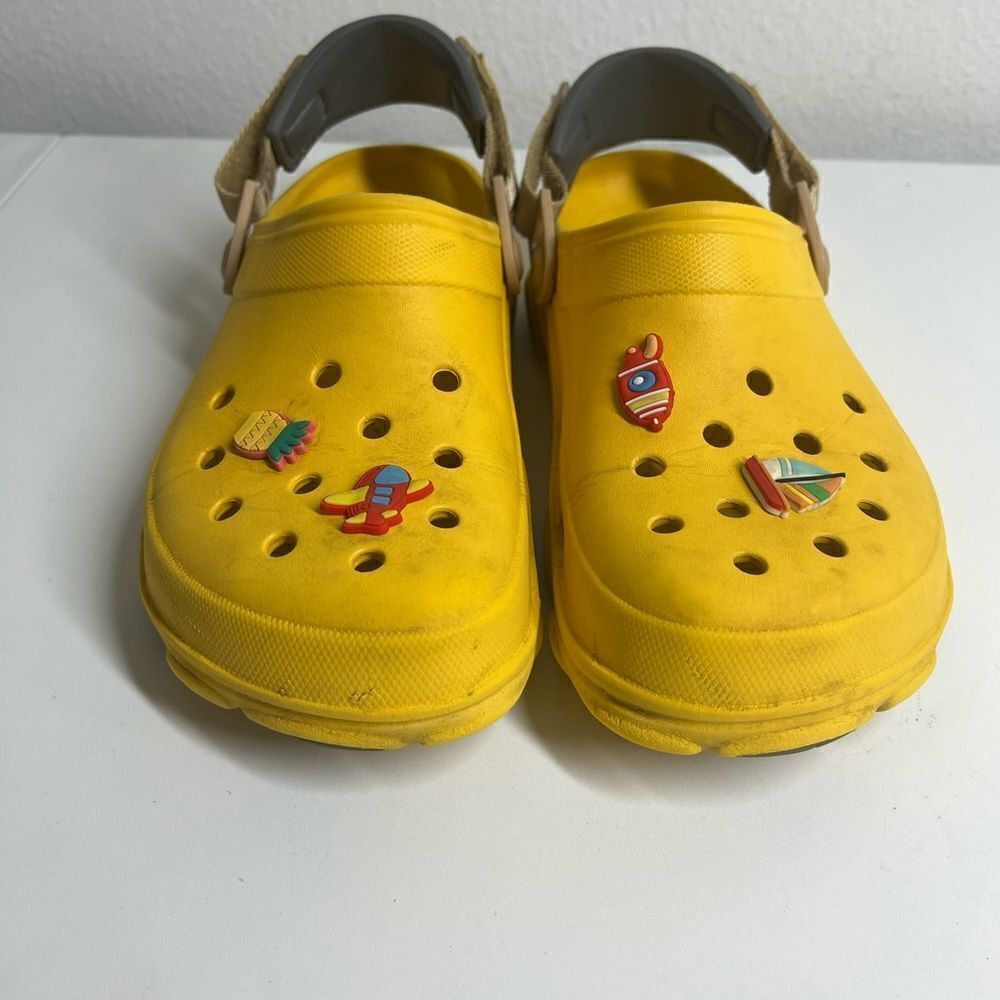 Classic Crocs Comfort With Charms Yellow Size 8 - Picture 4 of 9